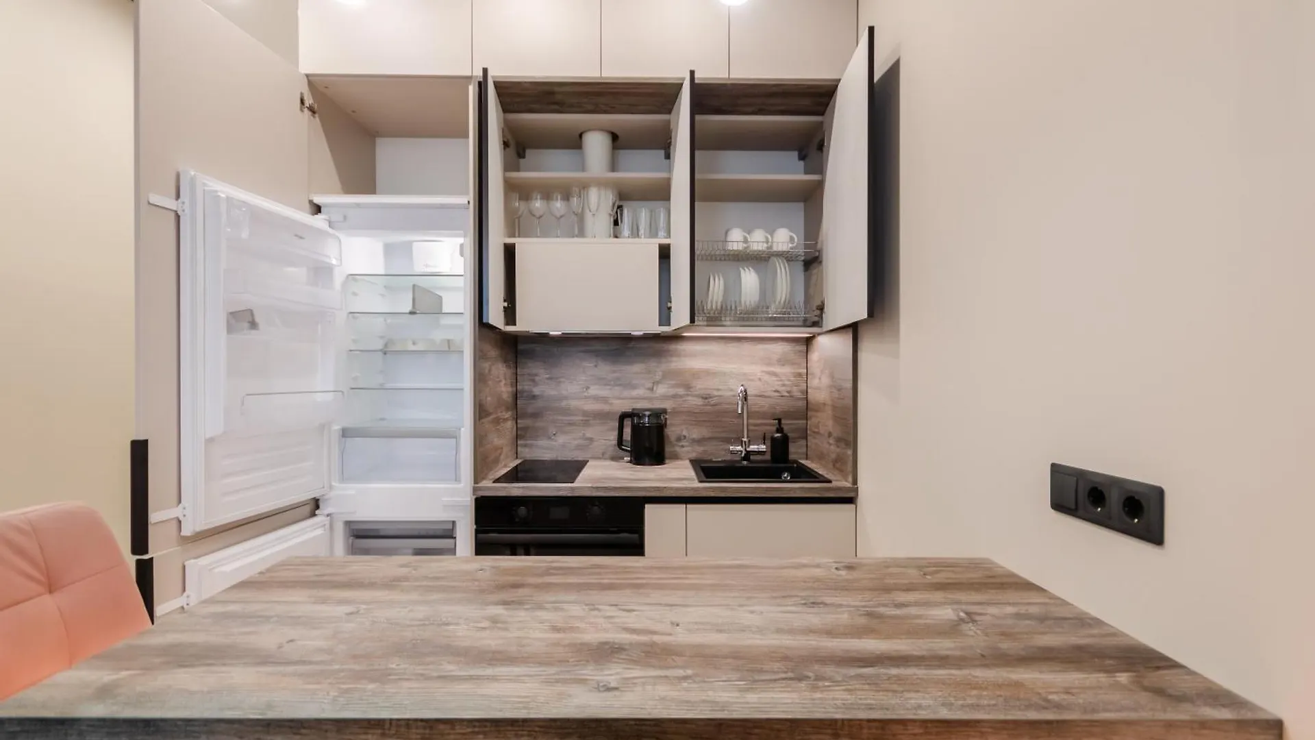 Petrovdom 13-92-433-267-196-433 Luxury Living In Rc Manhattan Kiev 0*,  Ukraina