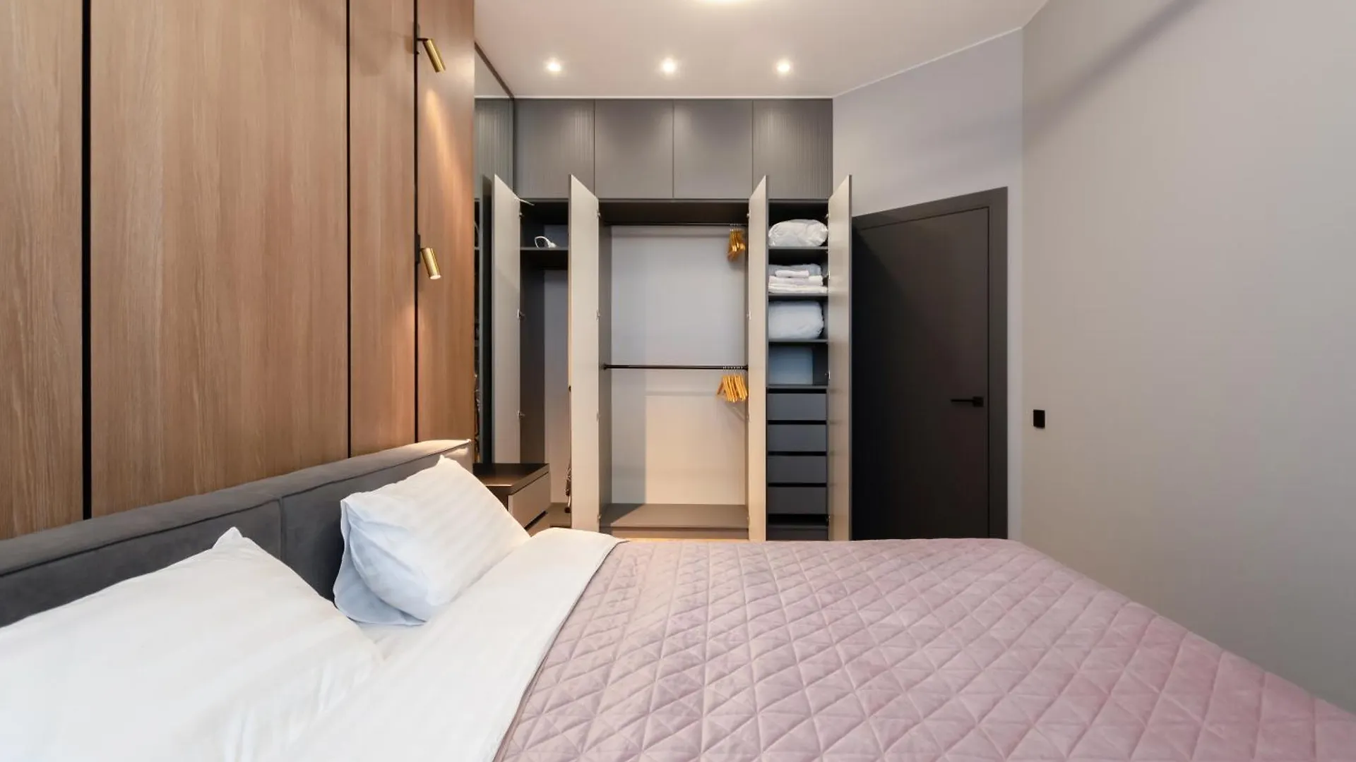 Petrovdom 13-92-433-267-196-433 Luxury Living In Rc Manhattan Kiev 0*,  Ukraina